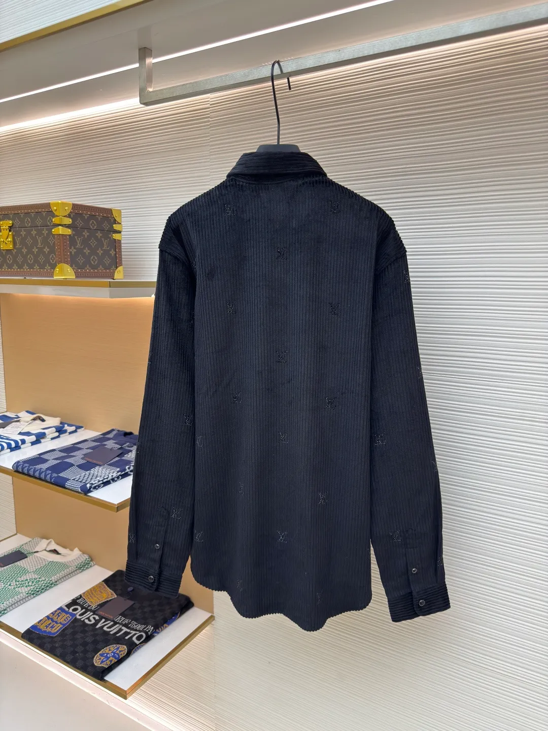LOUIS VUITTON corduroy rhinestone shirt ●Authentic product: purchased and developed at 18700 ●Item number: 1680324-B70 ●Fabric: corduroy fabric ●Technology: rhinestone production ●Version: fitted version ●Weight: about 550 grams ●Size: XS-S-M-L ●Description: Made of non-elastic cotton corduroy fabric, one-inch 4-pit strips are fully matched to the width of the pattern, using fixed diamonds imported from the Middle East, scanning the Y-plate pattern to make the diamond support mold, hand-brushing two diamond combinations of 2 and 3 lithium, multiple pattern making to determine the temperature and time of the hot diamond to ensure the washing fastness of the finished product, large-size ironing table, the front and back of the entire cut piece are pressed once, the mold is opened to customize the aluminum alloy five-claw four-close buckle, and the resin pattern flat bottom buckle is inlaid. The overall wiring is straight and delicate, the fabric is comfortable and soft, and the color is consistent without color difference. It can be matched with the same style to create a fashionable look and control various occasions. Customized accessories, complete with three standards, same style for men and women!